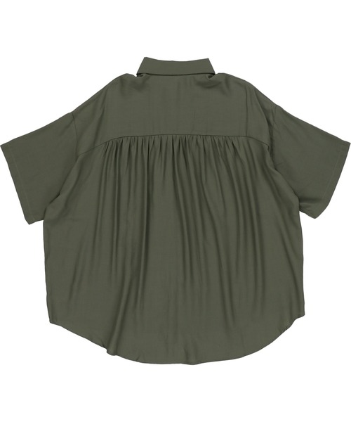 SPINNS（スピンズ）の「【ゆったりシルエット】プレーン ビッグ半袖シャツ（シャツ/ブラウス・レディース・ブラック/カーキ/ブルー/モカ/グレイッシュベージュ・ONESIZE）」の20枚目の写真