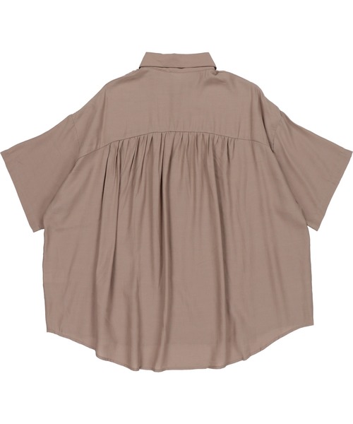 SPINNS（スピンズ）の「【ゆったりシルエット】プレーン ビッグ半袖シャツ（シャツ/ブラウス・レディース・ブラック/カーキ/ブルー/モカ/グレイッシュベージュ・ONESIZE）」の18枚目の写真