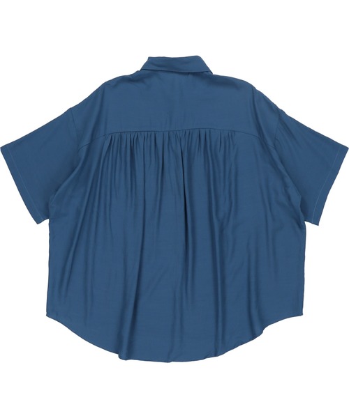 SPINNS（スピンズ）の「【ゆったりシルエット】プレーン ビッグ半袖シャツ（シャツ/ブラウス・レディース・ブラック/カーキ/ブルー/モカ/グレイッシュベージュ・ONESIZE）」の22枚目の写真