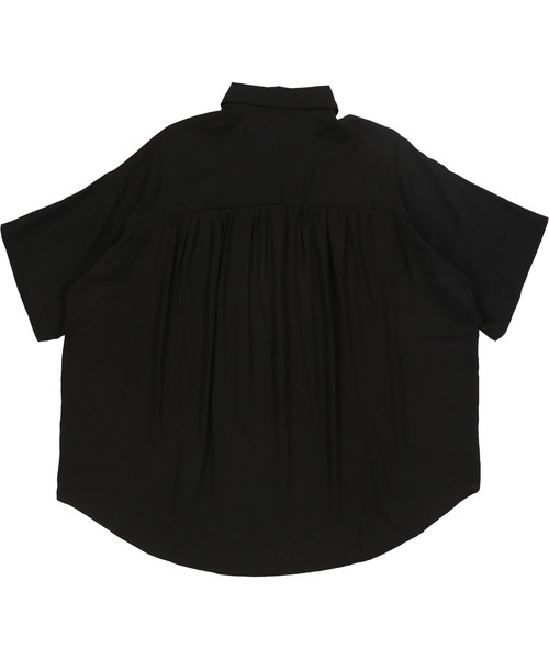 SPINNS（スピンズ）の「【ゆったりシルエット】プレーン ビッグ半袖シャツ（シャツ/ブラウス・レディース・ブラック/カーキ/ブルー/モカ/グレイッシュベージュ・ONESIZE）」の16枚目の写真