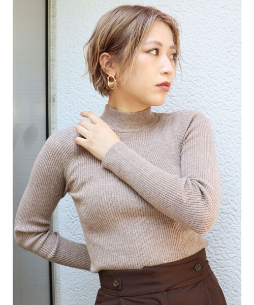 MURUA（ムルーア）の「【ONLINE限定】ミニマルスタンドネックニット（ニット/セーター・レディース・ブラック/ベージュ/グレー/アイボリー/カーキ/モカ・FREE）」の4枚目の写真