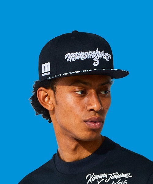 MUNSINGWEAR（マンシングウェア）の「マンシングウェア ゴルフウェア メンズ ENVOY/Ximena Jimenezコラボ平ツバキャップ（キャップ・メンズ・ホワイト/ブラック/ブルー・F）」の3枚目の写真