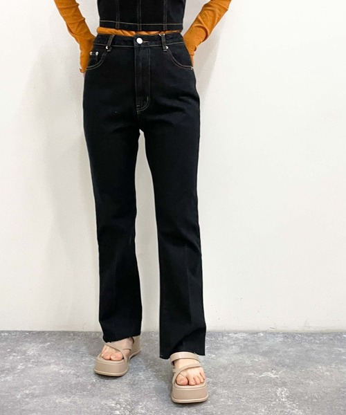 archives(アルシーヴ)の「カットオフセミフレアデニムパンツ(デニムパンツ・レディース・ブラック/サックスブルー/ロイヤルブルー・SMALL/MEDIUM)」の1枚目の写真