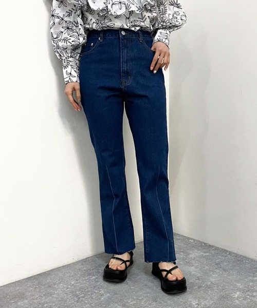 archives(アルシーヴ)の「カットオフセミフレアデニムパンツ(デニムパンツ・レディース・ブラック/サックスブルー/ロイヤルブルー・SMALL/MEDIUM)」の11枚目の写真