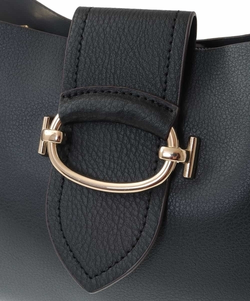 OFUON le MK(オフオンルエムケー)の「ベルトディテールハンドバッグ(ハンドバッグ・レディース・アイボリー/ブラック・38)」の5枚目の写真