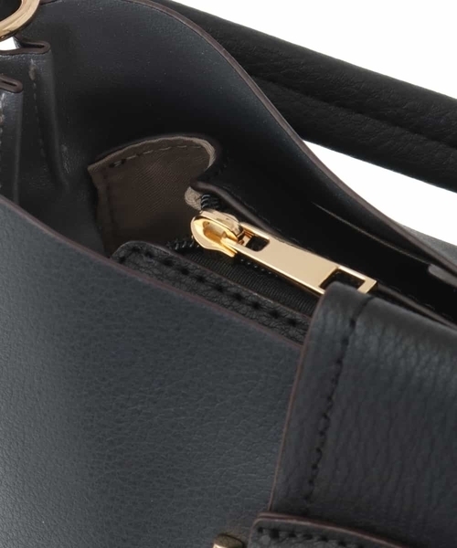 OFUON le MK(オフオンルエムケー)の「ベルトディテールハンドバッグ(ハンドバッグ・レディース・アイボリー/ブラック・38)」の3枚目の写真