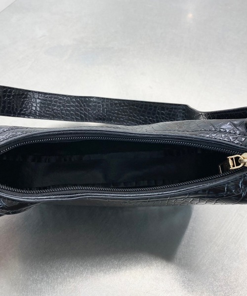 apres jour mignon(アプレジュールミニョン)の「【apresjour mignon×ARIAZ】型押しショルダーバッグ(ショルダーバッグ・レディース・ブラック・ONESIZE)」の4枚目の写真