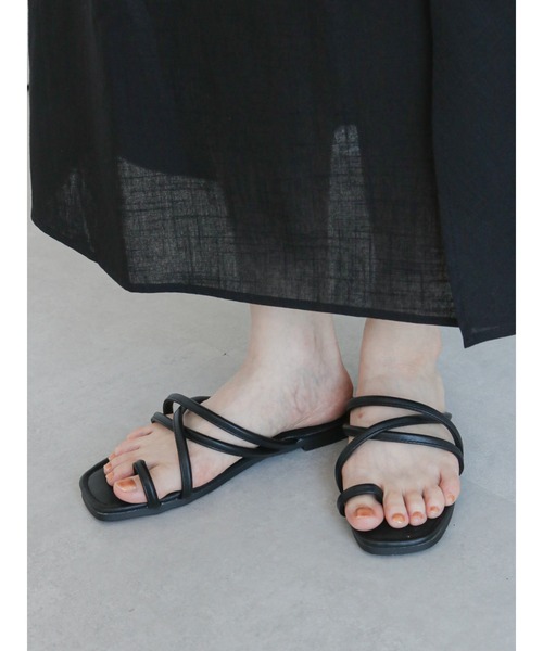 ehka sopo（エヘカソポ）の「サムリングサンダル（サンダル・レディース・オフホワイト/ピンク/ブラック・MEDIUM/LARGE）」の3枚目の写真