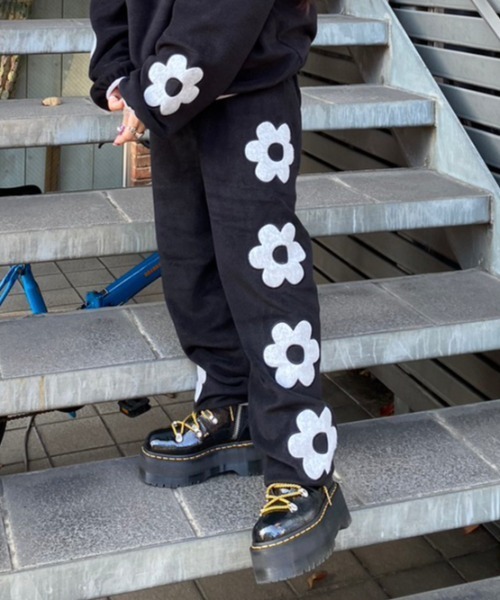 Candy Stripper(キャンディストリッパー)の「FLOWER FLEECE パンツ(その他パンツ・レディース・ライトブルー/ブラック/ヘザーグレー・2)」の2枚目の写真