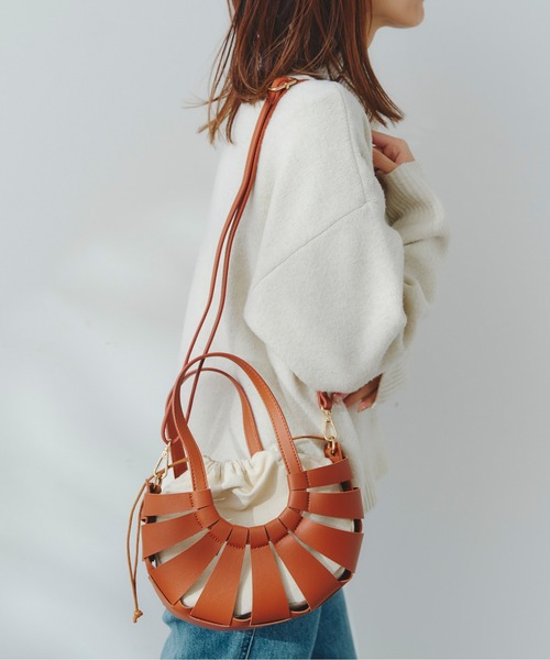 Chez toi(シェトワ)の「フェイクレザーラウンド編みBAG(ショルダーバッグ・レディース・ブラック/オフホワイト/キャメル・FREE)」の1枚目の写真