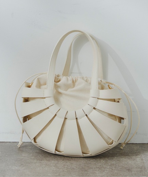 Chez toi(シェトワ)の「フェイクレザーラウンド編みBAG(ショルダーバッグ・レディース・ブラック/オフホワイト/キャメル・FREE)」の2枚目の写真