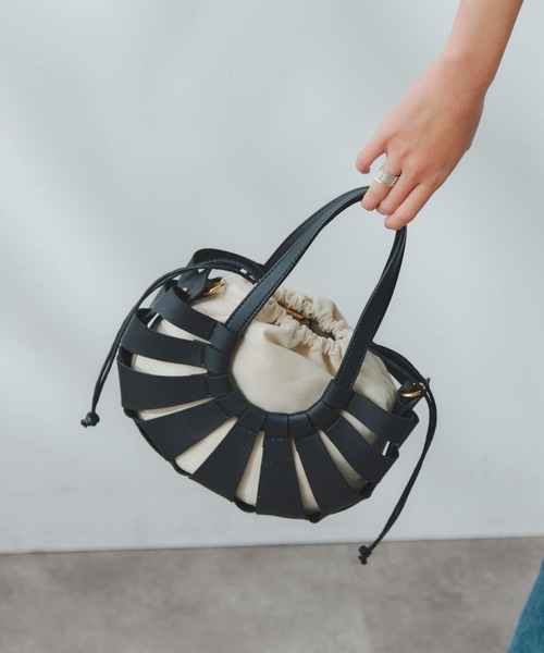 Chez toi(シェトワ)の「フェイクレザーラウンド編みBAG(ショルダーバッグ・レディース・ブラック/オフホワイト/キャメル・FREE)」の3枚目の写真