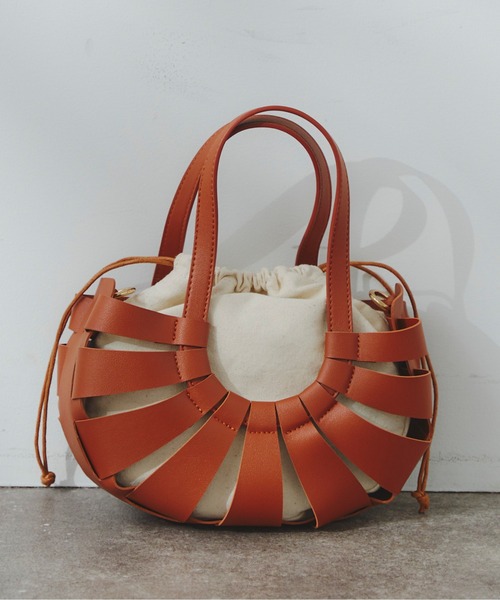 Chez toi(シェトワ)の「フェイクレザーラウンド編みBAG(ショルダーバッグ・レディース・ブラック/オフホワイト/キャメル・FREE)」の16枚目の写真