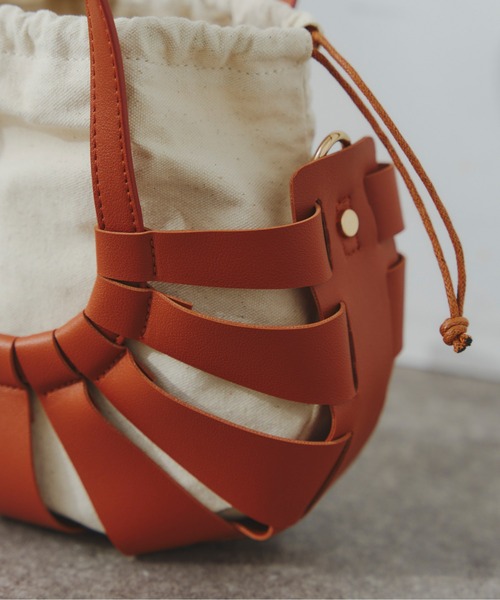 Chez toi(シェトワ)の「フェイクレザーラウンド編みBAG(ショルダーバッグ・レディース・ブラック/オフホワイト/キャメル・FREE)」の17枚目の写真