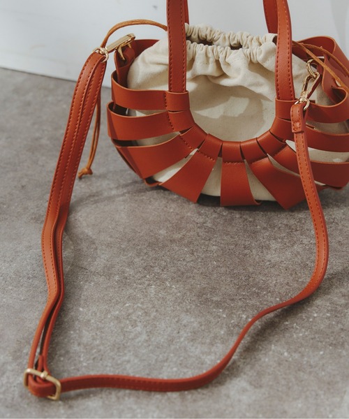 Chez toi(シェトワ)の「フェイクレザーラウンド編みBAG(ショルダーバッグ・レディース・ブラック/オフホワイト/キャメル・FREE)」の4枚目の写真