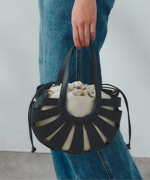 Chez toi(シェトワ)の「フェイクレザーラウンド編みBAG(ショルダーバッグ・レディース・ブラック/オフホワイト/キャメル・FREE)」の7枚目の写真