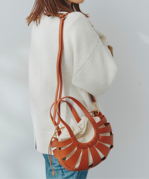 Chez toi(シェトワ)の「フェイクレザーラウンド編みBAG(ショルダーバッグ・レディース・ブラック/オフホワイト/キャメル・FREE)」の10枚目の写真