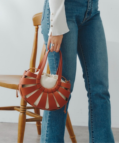 Chez toi(シェトワ)の「フェイクレザーラウンド編みBAG(ショルダーバッグ・レディース・ブラック/オフホワイト/キャメル・FREE)」の11枚目の写真