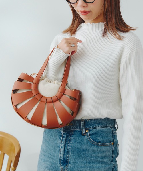 Chez toi(シェトワ)の「フェイクレザーラウンド編みBAG(ショルダーバッグ・レディース・ブラック/オフホワイト/キャメル・FREE)」の12枚目の写真