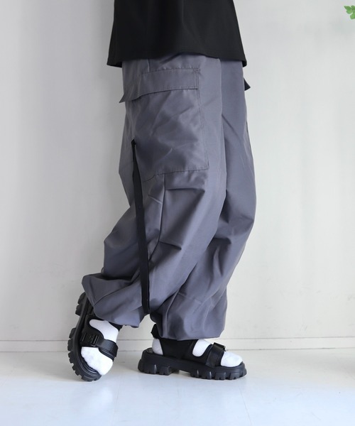WONDER WONDER(ワンダーワンダー)の「ワイドカーゴパラシュートパンツ / wide cargo parachute pants(カーゴパンツ・メンズ・カーキ/ダークグレー・M/L)」の8枚目の写真