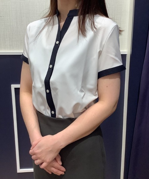 TOKYO SHIRTS(トウキョウシャツ)の「【吸水速乾】【COFREX】配色スキッパー衿 半袖ブラウス(ビジネスシャツ・レディース・ホワイト・S/M/L/LL)」の1枚目の写真