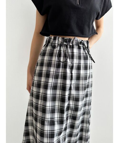 EMODA（エモダ）の「ナイロンフレアマキシスカート（スカート・レディース・アイボリー/その他/カーキ/ブラック・SMALL/MEDIUM）」の5枚目の写真