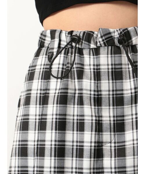 EMODA（エモダ）の「ナイロンフレアマキシスカート（スカート・レディース・アイボリー/その他/カーキ/ブラック・SMALL/MEDIUM）」の18枚目の写真