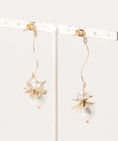 tone（トーン）の「【miyu mignon】フラワーとパールゆらゆらピアス(MA)（ピアス（両耳用）・レディース・ゴールド・FREE）」の2枚目の写真