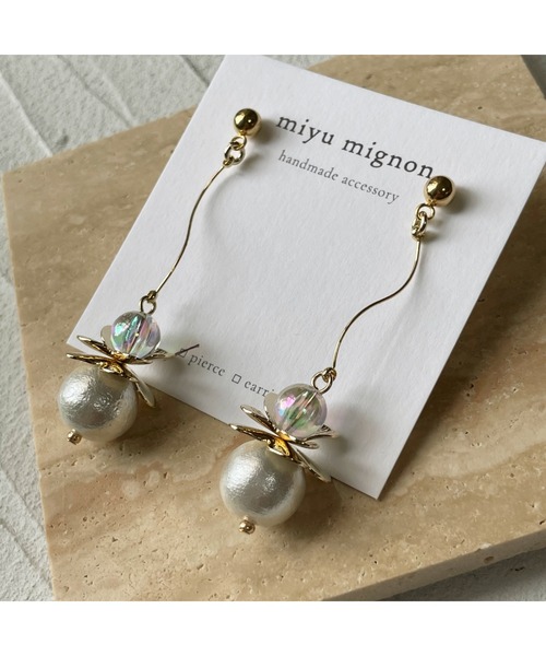 tone（トーン）の「【miyu mignon】フラワーとパールゆらゆらピアス(MA)（ピアス（両耳用）・レディース・ゴールド・FREE）」の4枚目の写真