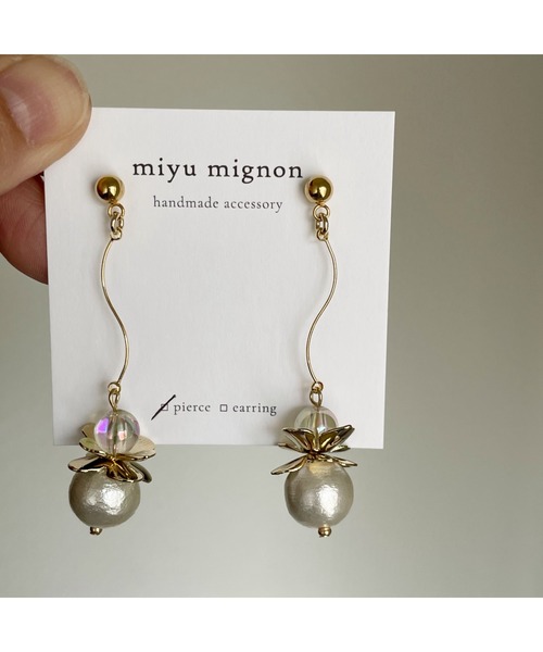 tone（トーン）の「【miyu mignon】フラワーとパールゆらゆらピアス(MA)（ピアス（両耳用）・レディース・ゴールド・FREE）」の5枚目の写真