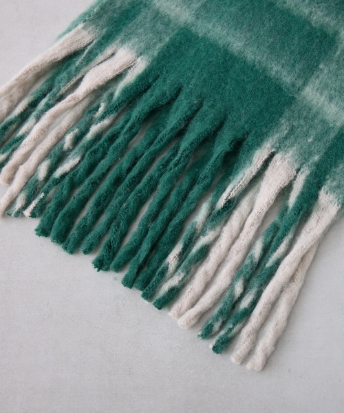 PUAL CE CIN（ピュアルセシン）の「起毛フェイクウールBIGチェック柄マフラー（マフラー・レディース・グリーン/グレー・FREE）」の5枚目の写真