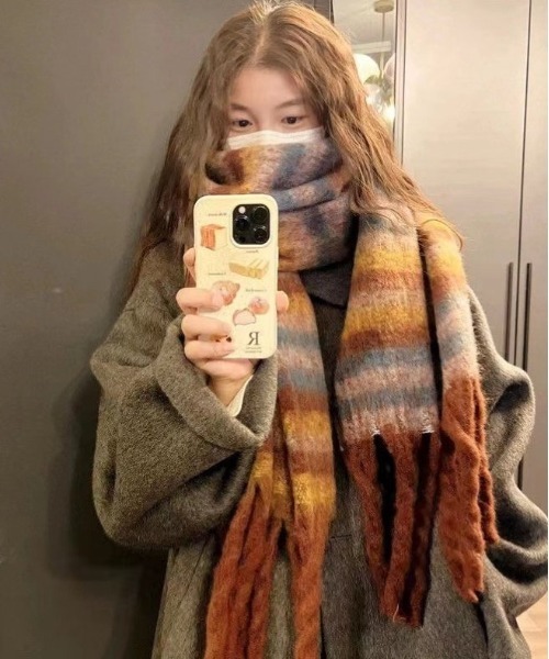 COMON＋（コモンプラス）の「モヘアタッチ シャギーボリュームフリンジストールマフラー（マフラー・レディース・ブラウン系/グリーン系/オレンジ系/ピンク系/グレー系・FREE）」の3枚目の写真