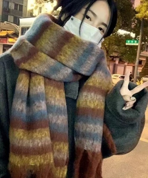COMON＋（コモンプラス）の「モヘアタッチ シャギーボリュームフリンジストールマフラー（マフラー・レディース・ブラウン系/グリーン系/オレンジ系/ピンク系/グレー系・FREE）」の6枚目の写真