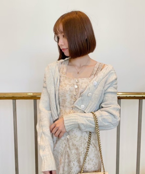 DEICY(デイシー)の「ケーブルデザインショートカーディガン(カーディガン/ボレロ・レディース・ピンク/オフホワイト/ライトグレー・FREE)」の2枚目の写真