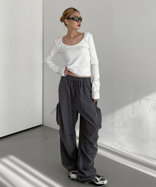 BLACKUP（ブラックアップ）の「[MADE] エディルUネックセミクロップ長袖Tシャツ（Tシャツ/カットソー・レディース・ブラック/グレー/ホワイト・FREE）」の6枚目の写真