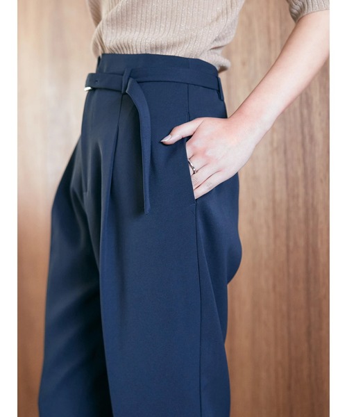 YECCA VECCA（イェッカヴェッカ）の「ベルテッドテーパードパンツ（その他パンツ・レディース・ダークベージュ/ネイビー/アイボリー・S/M）」の11枚目の写真