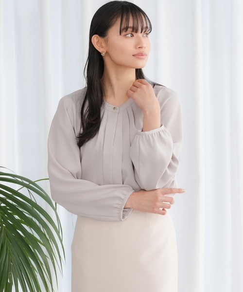 TRUDEA（トルディア）の「バンドカラー2WAYブラウス(マルチファンクション)（シャツ/ブラウス・レディース・ホワイト/ラベンダー/グレイッシュベージュ/チャコールグレー・SMALL/MEDIUM/LARGE）」の4枚目の写真