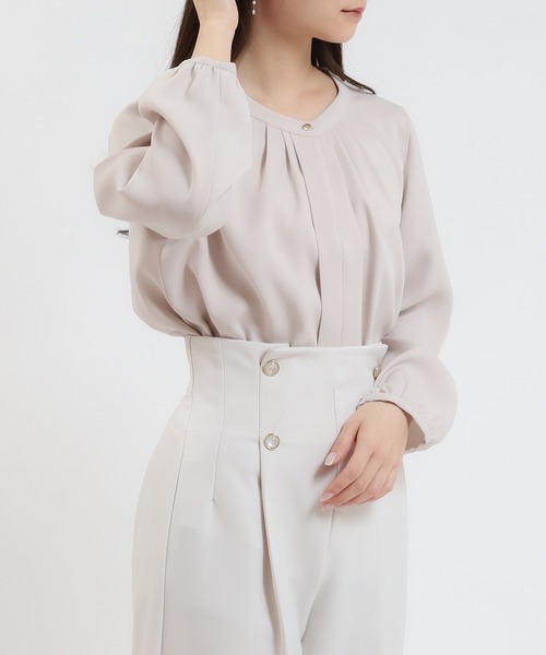 TRUDEA（トルディア）の「バンドカラー2WAYブラウス(マルチファンクション)（シャツ/ブラウス・レディース・ホワイト/ラベンダー/グレイッシュベージュ/チャコールグレー・SMALL/MEDIUM/LARGE）」の3枚目の写真