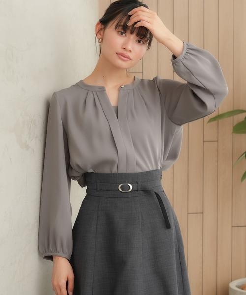 TRUDEA（トルディア）の「バンドカラー2WAYブラウス(マルチファンクション)（シャツ/ブラウス・レディース・ホワイト/ラベンダー/グレイッシュベージュ/チャコールグレー・SMALL/MEDIUM/LARGE）」の2枚目の写真