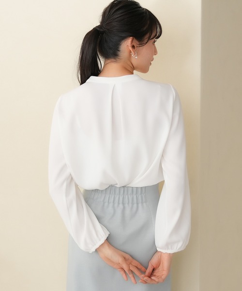 TRUDEA（トルディア）の「バンドカラー2WAYブラウス(マルチファンクション)（シャツ/ブラウス・レディース・ホワイト/ラベンダー/グレイッシュベージュ/チャコールグレー・SMALL/MEDIUM/LARGE）」の8枚目の写真