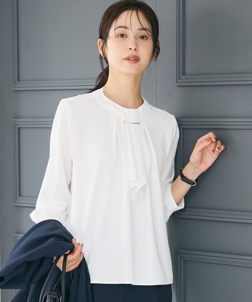 coca（coca）（コカ）の「ボウタイ風アクセ付きブラウス　| セレモニー オフィス ママスーツ スーツ フォーマルウェア 卒業式（シャツ/ブラウス・レディース・グレイッシュベージュ/ホワイト/ライトベージュ・M/L）」の2枚目の写真