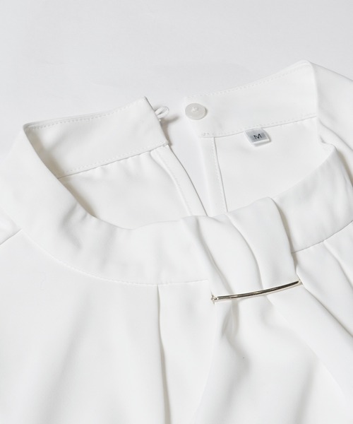 coca（coca）（コカ）の「ボウタイ風アクセ付きブラウス　| セレモニー オフィス ママスーツ スーツ フォーマルウェア 卒業式（シャツ/ブラウス・レディース・グレイッシュベージュ/ホワイト/ライトベージュ・M/L）」の4枚目の写真