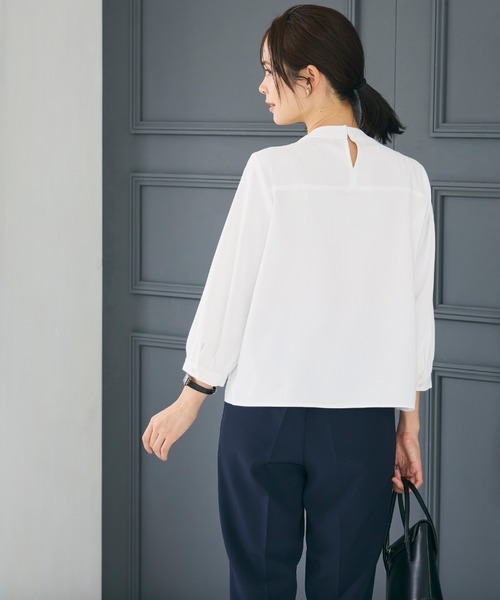 coca（coca）（コカ）の「ボウタイ風アクセ付きブラウス　| セレモニー オフィス ママスーツ スーツ フォーマルウェア 卒業式（シャツ/ブラウス・レディース・グレイッシュベージュ/ホワイト/ライトベージュ・M/L）」の13枚目の写真