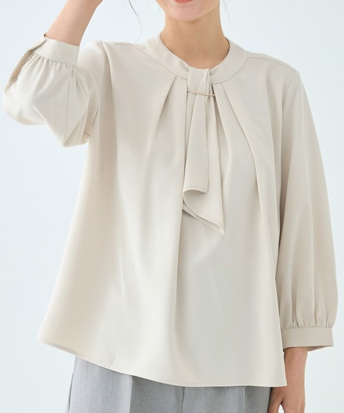 coca（coca）（コカ）の「ボウタイ風アクセ付きブラウス　| セレモニー オフィス ママスーツ スーツ フォーマルウェア 卒業式（シャツ/ブラウス・レディース・グレイッシュベージュ/ホワイト/ライトベージュ・M/L）」の21枚目の写真