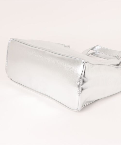 LAZY SUSAN（レイジースーザン）の「バッグ　カシュカシュソフトメタリック（トートバッグ・レディース・シルバー・FREE）」の3枚目の写真