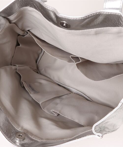 LAZY SUSAN（レイジースーザン）の「バッグ　カシュカシュソフトメタリック（トートバッグ・レディース・シルバー・FREE）」の4枚目の写真