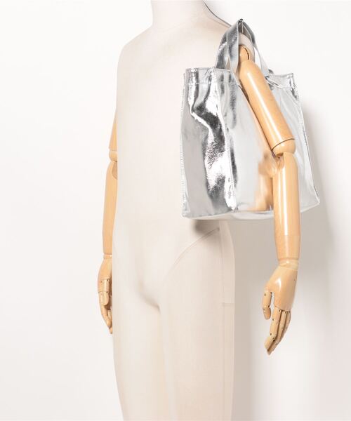 LAZY SUSAN（レイジースーザン）の「バッグ　カシュカシュソフトメタリック（トートバッグ・レディース・シルバー・FREE）」の5枚目の写真