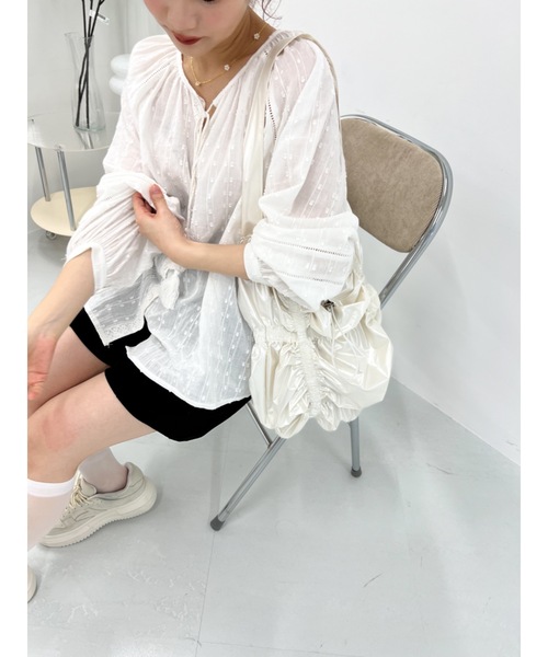 JUMELLE（ジュメロ）の「luster shirring bag（ショルダーバッグ・レディース・ホワイト/シルバー・フリー）」の17枚目の写真