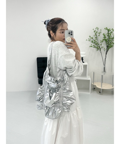 JUMELLE（ジュメロ）の「luster shirring bag（ショルダーバッグ・レディース・ホワイト/シルバー・フリー）」の5枚目の写真