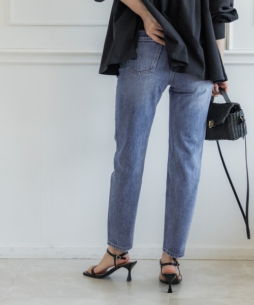 coca(coca)(コカ)の「すっきりテーパードデニムパンツ(デニムパンツ・レディース・ライトブルー/ブルー・S/M/L)」の13枚目の写真